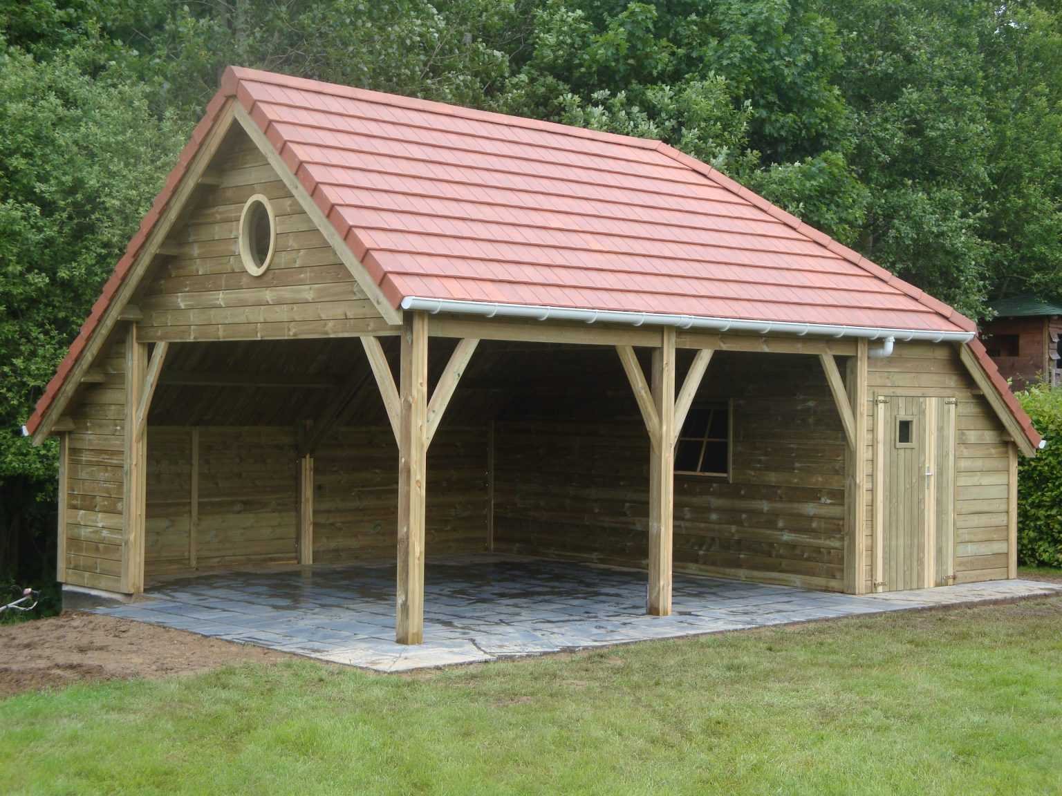 tuinhuis op maat door Taes met overdekte zithoek