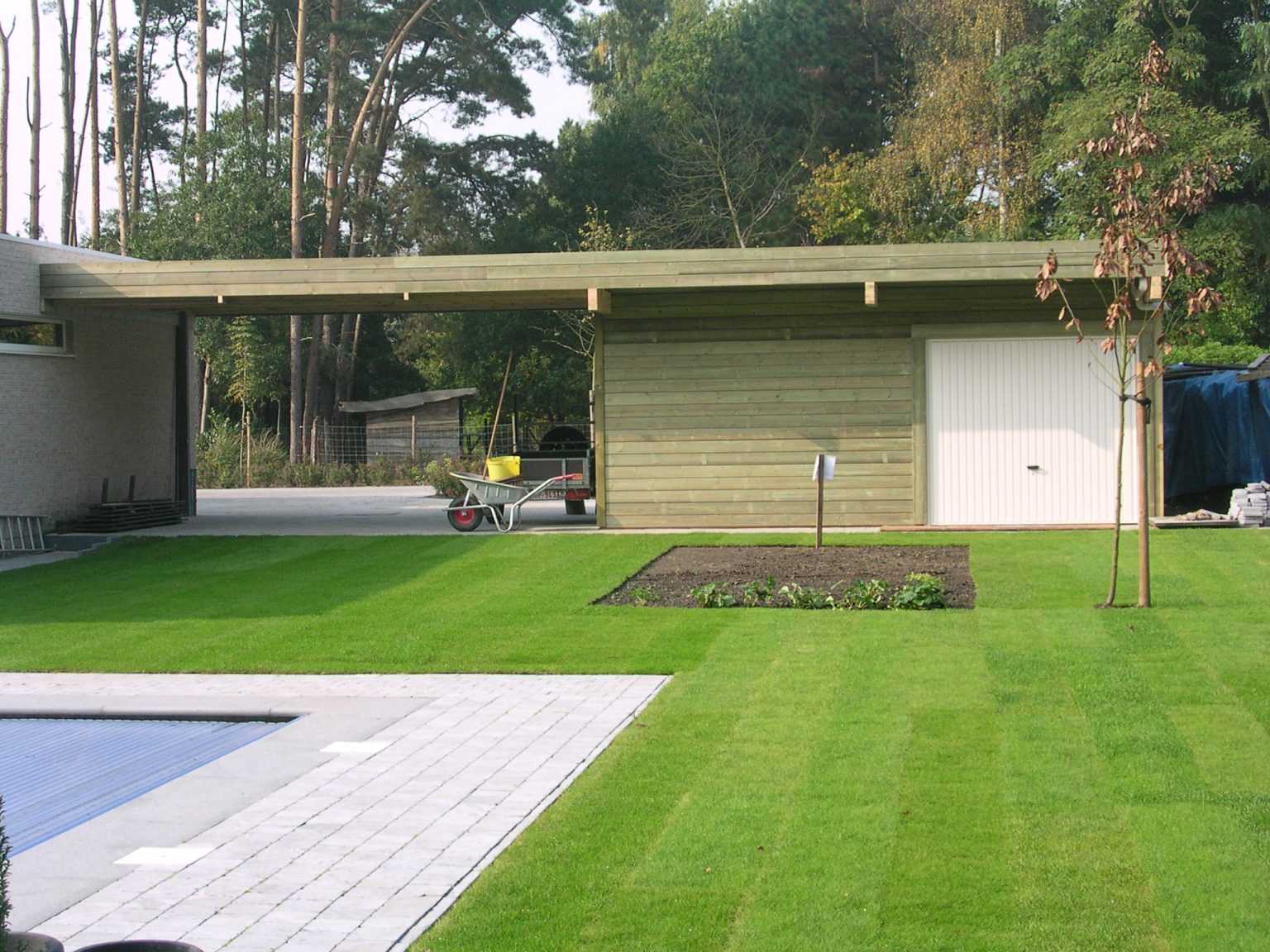 moderne tuinberging en garage met overkapping in hout