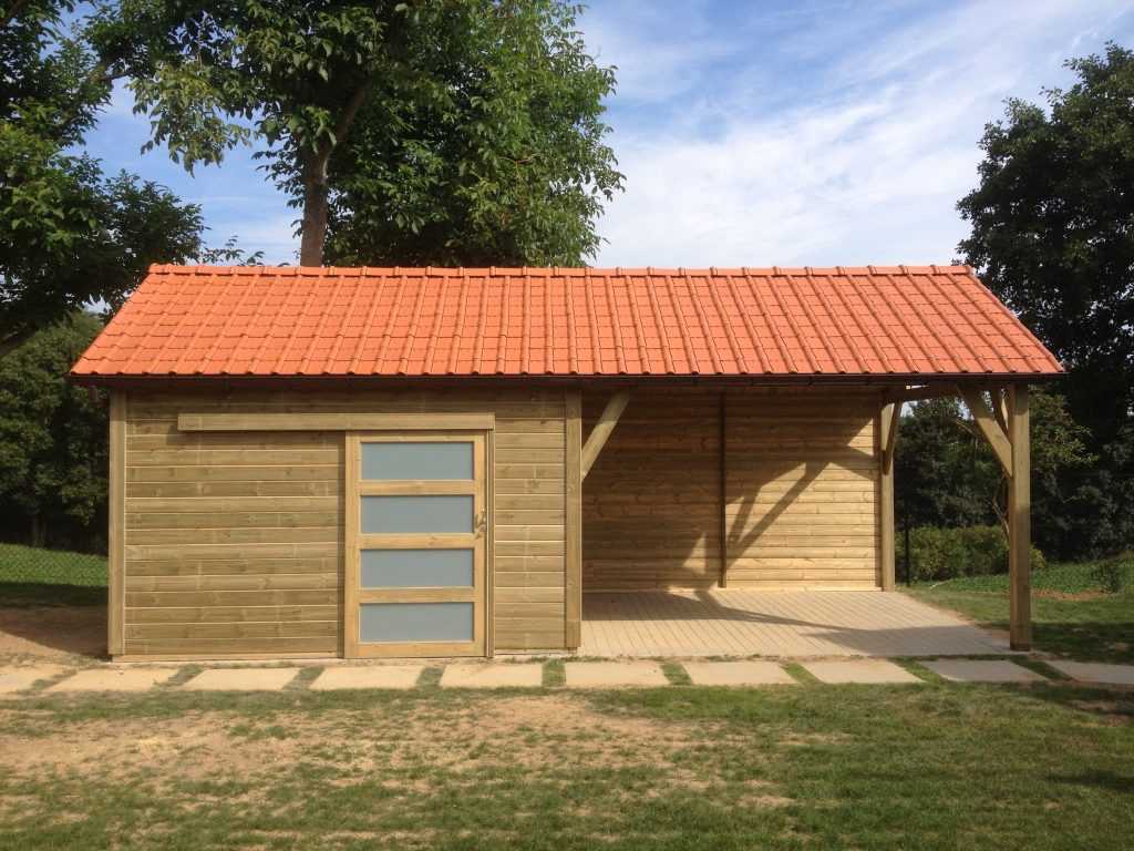 eigentijdse tuinberging met schuifdeur en rode dakpannen