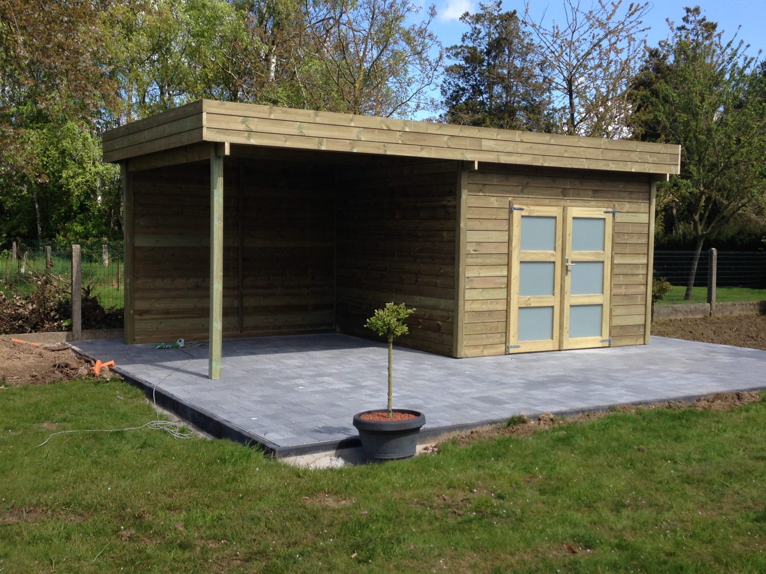 modern tuinhuis met overkapping en dubbele deur