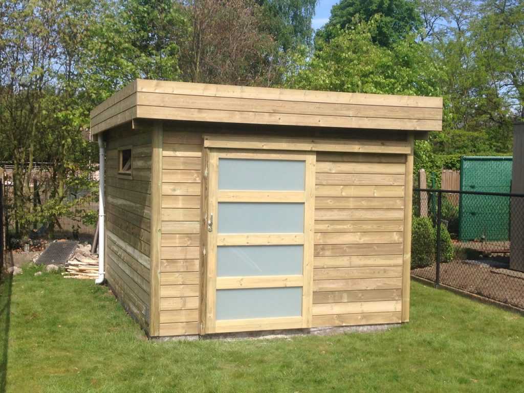 compact houten tuinhuis met schuifdeur en plat dak